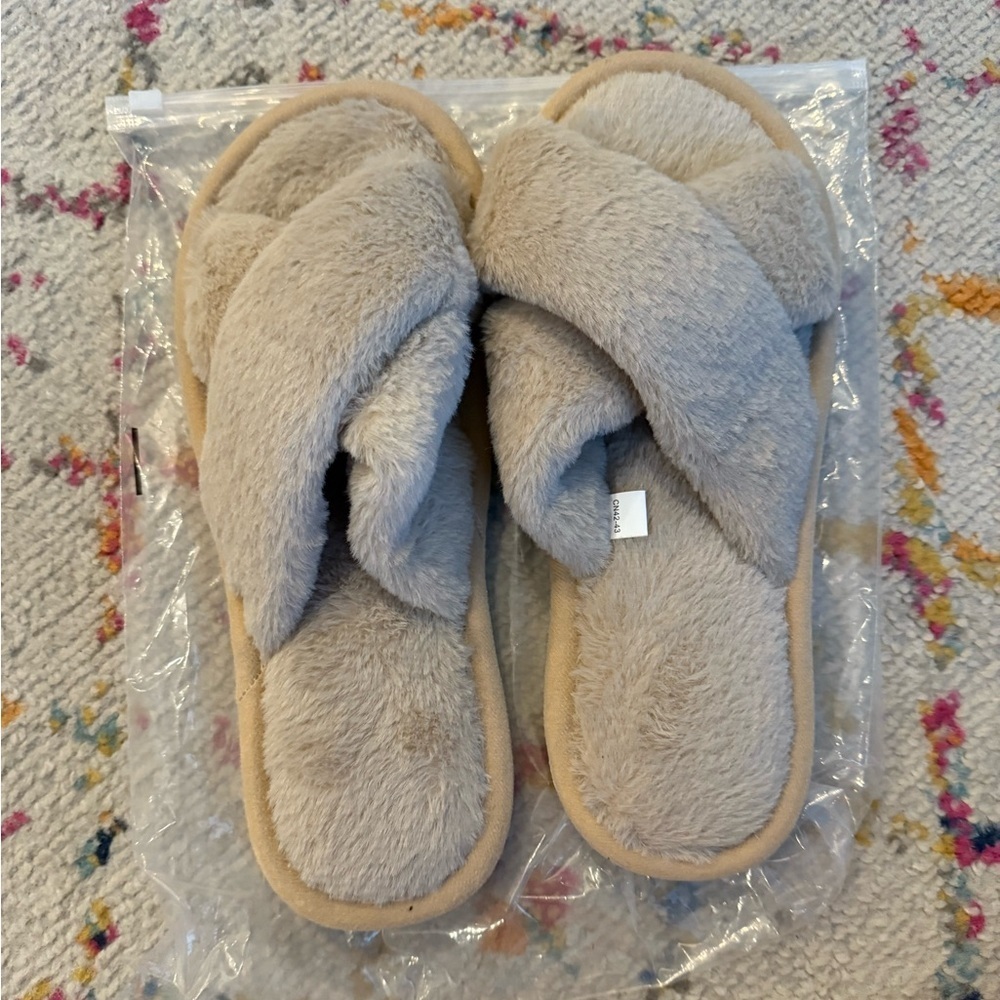 Cozy Faux Fur Slippers in Beige NWT - Picture 4 of 4